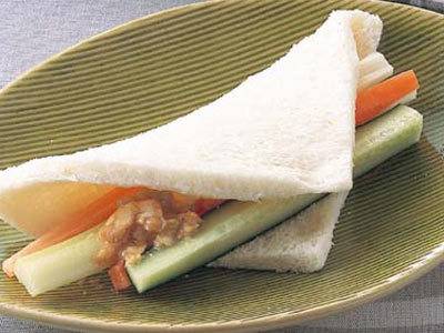 食パン春餅（チュンビン）の野菜包みねぎみソース添え