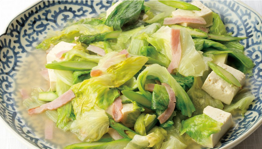 レタスとアスパラのベーコン炒め