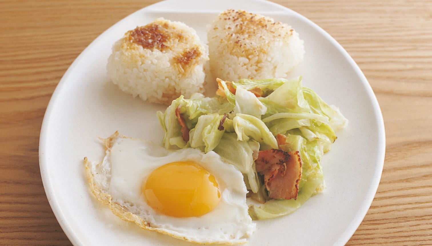 焼きおにぎり＋目玉焼き＋ベーコンとキャベツのソテー