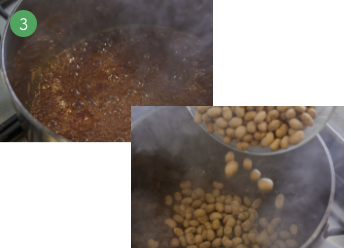 3.きつね色になり、沸騰した泡が大きくなったら火を止めていり大豆を加え（写真③）、耐熱のへらで手早く混ぜる。