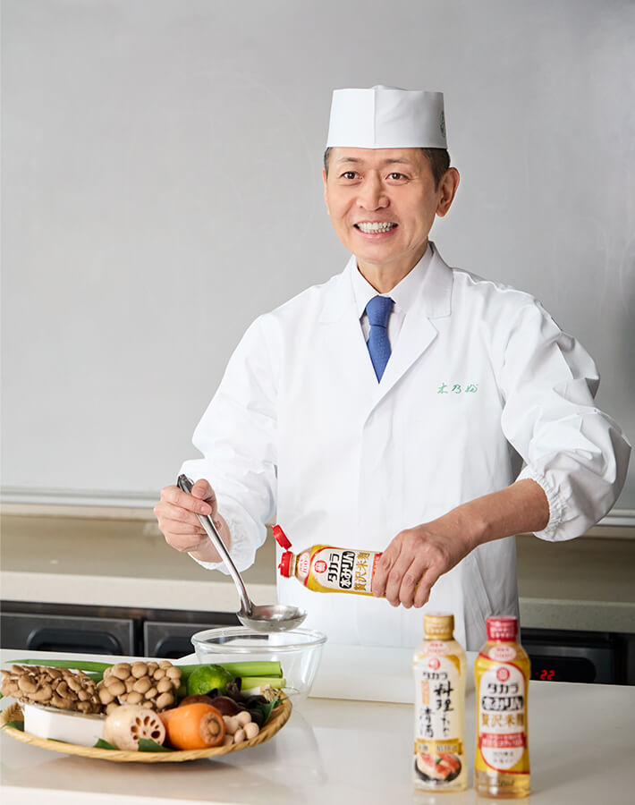 親子で参加した小学生の女の子は、チャプチェの卵とじに挑戦。「溶き卵を入れたらすぐに混ぜてな。そう、ええ感じやね！」。器用な手つきに佐々木さんも感心。