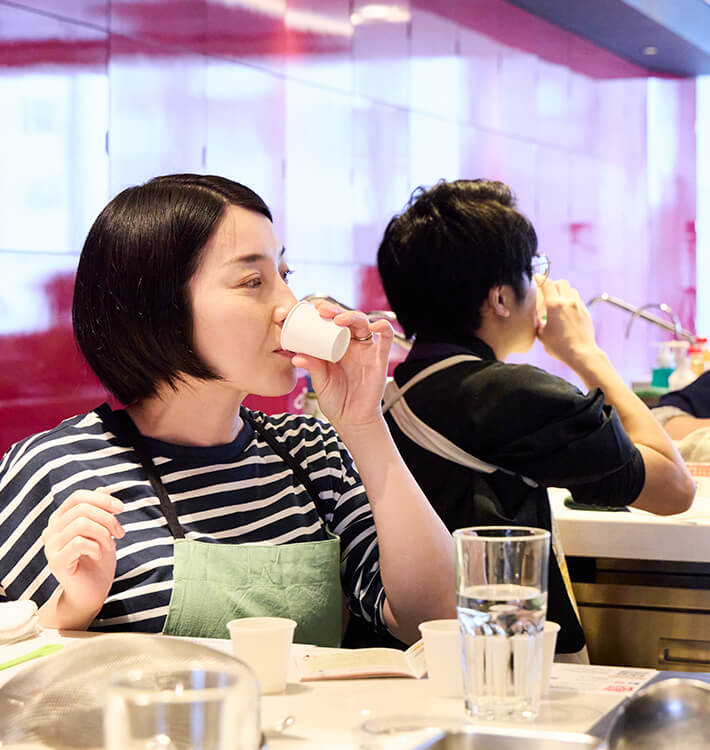 だしにうす口しょうゆと本みりんを混ぜたもの、うす口しょうゆだけを混ぜたものを飲み比べ。「本みりんでだしがこんなにおいしくなるなんて ！」といった感想が。