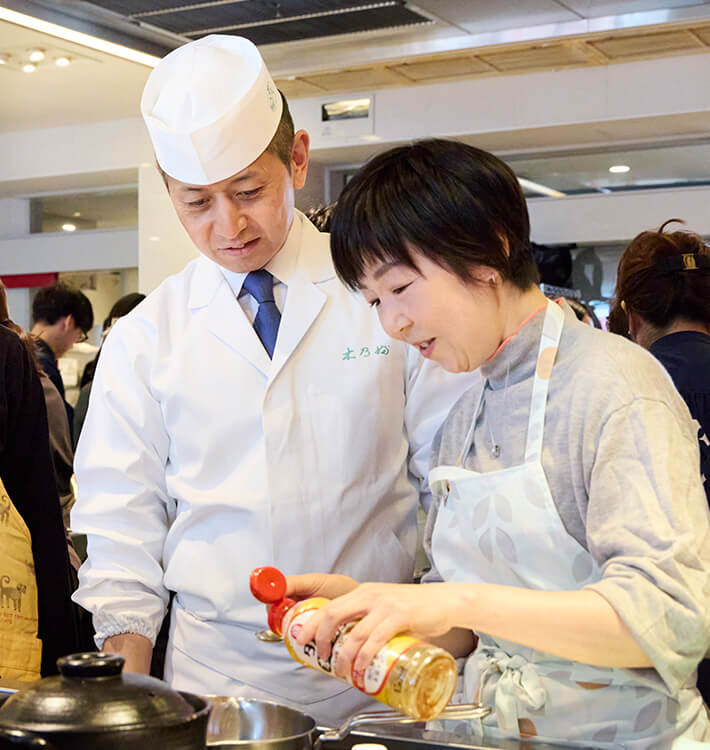 「飛龍頭（がんもどき）ときのこのあん仕立て」のだしに少量の本みりんをプラス。「まろやかで上品な甘さが加わり、だしの味わいが一段と深まりますよ」と髙橋さん。本みりんとだしの相性のよさが実感できるひとコマでした。