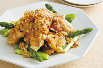 パリッとジューシーに!「油淋鶏(ユーリンチー)とアスパラの素揚げ」レシピ【工程写真付】