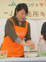 レンチンキャベツを調理するさわこさん