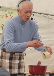「聖護院かぶと鶏⾁のしょうがスープ」を調理する鮫島さん