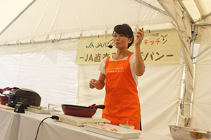 調理する藤井さん