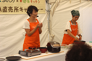 調理する藤井さん