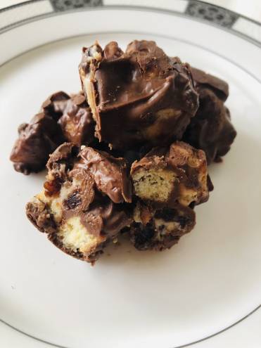 簡単！レーズンバタークッキーのチョコがけ