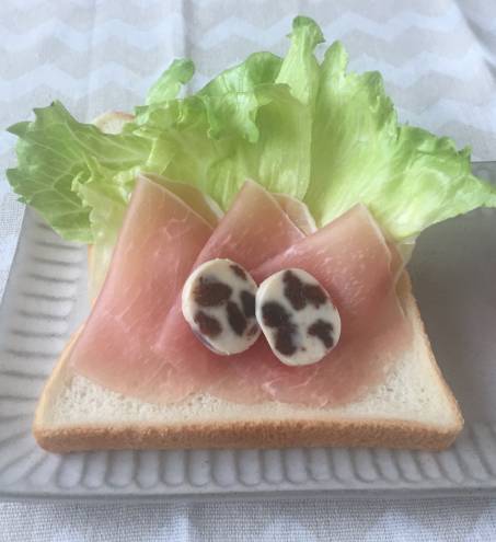 レーズンバターと生ハムのオープンサンド