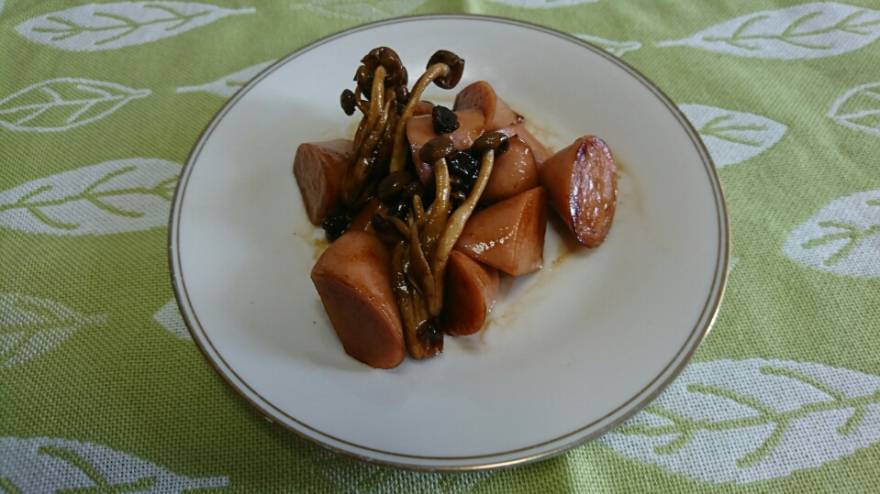 魚肉ソーセージのスパイシーレーズンバターソテー  