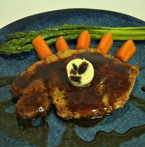 ポークソテーの赤ワインソース~小岩井レーズンバター乗せ~