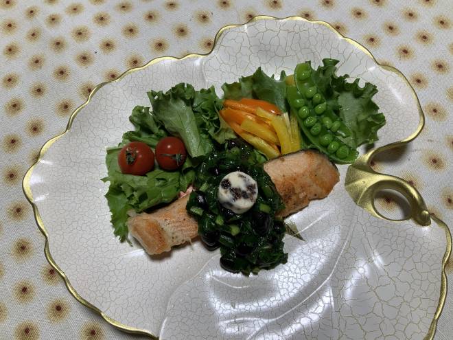 鮭のソテーレーズンバターのせ黒大豆ソース