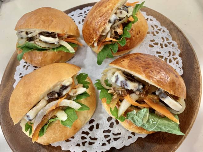 サバ味噌煮缶と野菜マリネの小岩井 レーズンアンドバターサンド