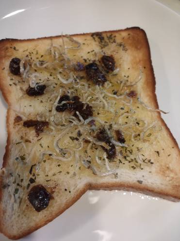 小岩井 レーズンアンドバターとジャコトースト