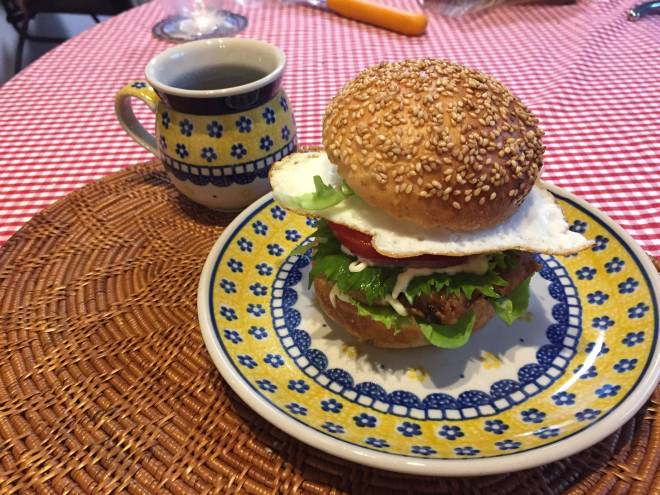 つくねの照り焼きで照り焼き月見バーガー