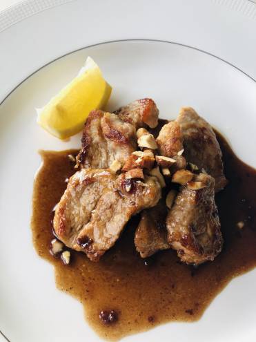 豚ヒレ肉のソテー、みりんとバルサミコ酢のソース