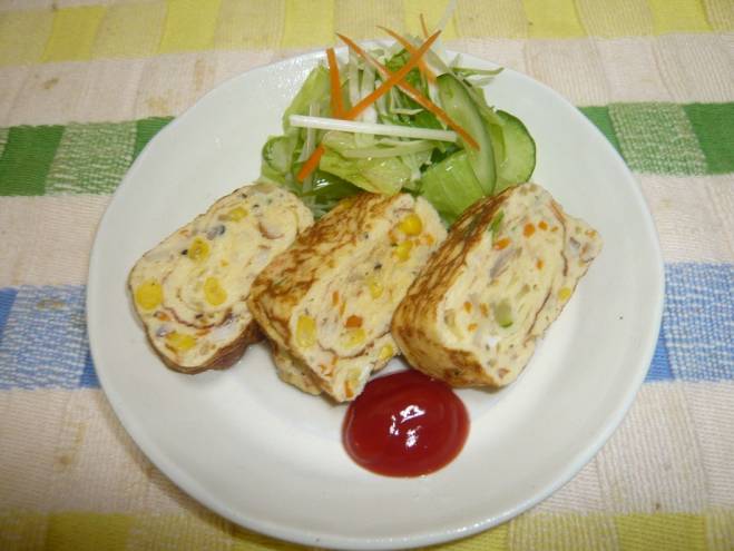 余った野菜とおからパウダーで巻きオムレツ