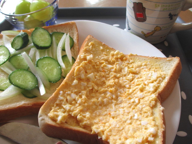 ゆで卵とおからパウダーのタルタル乗っけのオープンサンドイッチ