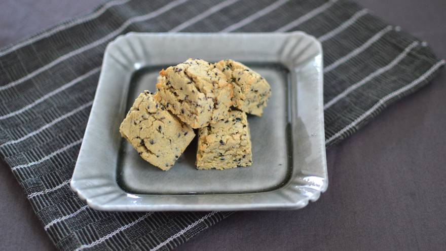 おからパウダーの黒ごまチーズスコーン