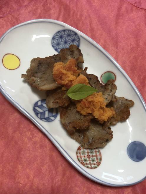 豚肉のカリカリ焼き　りんごとおからソース