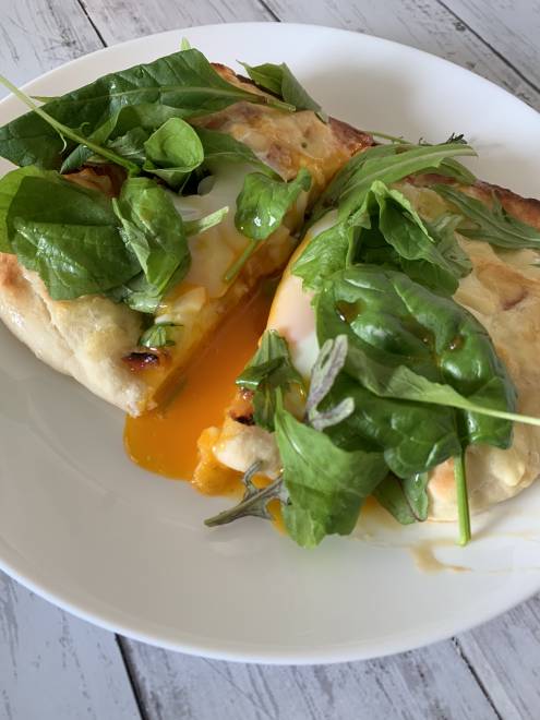 卵とベーコンのピザ