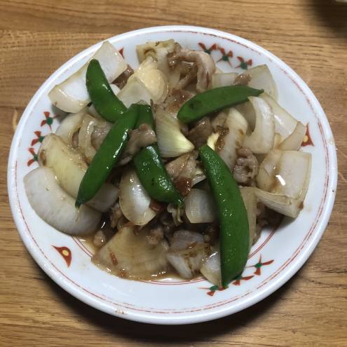新玉ねぎとスナップエンドウと豚肉の梅ポン炒め
