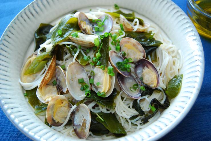 速い、旨い！　あさりの温そうめん