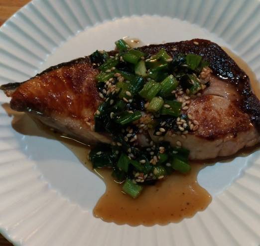 焼きブリのネギソースがけ