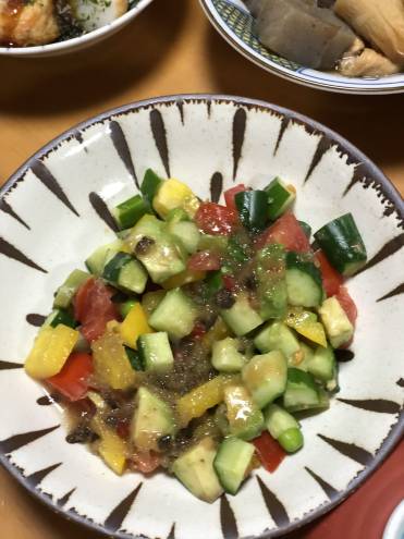 アボガドと野菜のカラフルサラダ