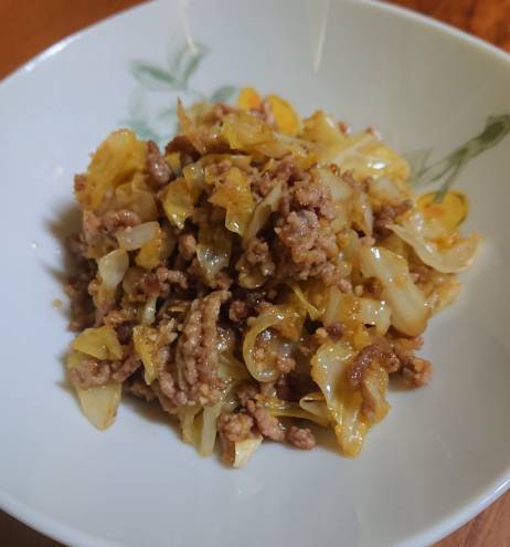 キャベツと豚ひき肉のガーリックバター炒め