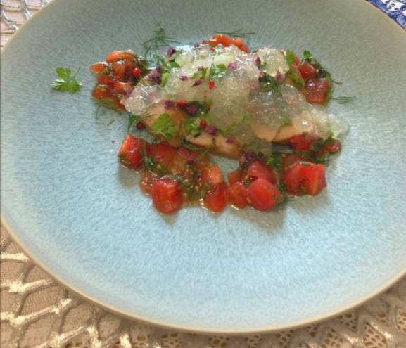 鮪の燻製　トマトの雫のジュレ
