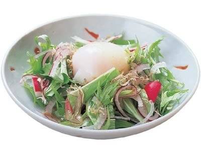 水菜と温泉卵のサラダ
