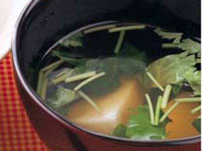 かまぼことみつばのおすまし