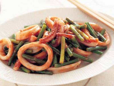 いかとにんにくの芽のチリソース風炒め