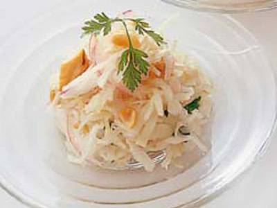 ナッツ、ハーブ入りキャベツのせん切り