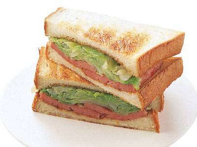 キャベツとランチョンミートのサンドイッチ