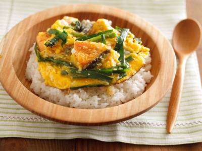 鮭（さけ）とにら玉どんぶり