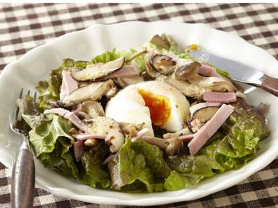 電子レンジでつくる温玉サラダ