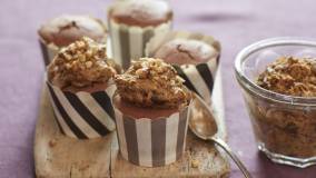 プルーンクリームをのせたカカオケーキ