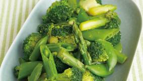 緑の野菜の蒸し炒め