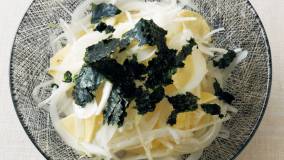 新たまねぎとチーズ、のりのサラダ