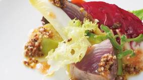 かつおの炙りサラダ いぶりがっことごぼうのみそ漬けのソースで