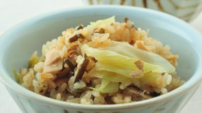 キャベツと塩昆布の炊き込みご飯