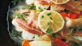 たらとベーコンのワイン蒸し