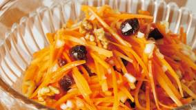 春にんじんとくるみのサラダ