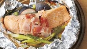 さけ、ベーコン、きのこのホイル焼き