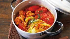 キャベツとトマトの蒸し煮鍋