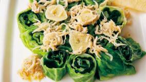 春キャベツの鳴門巻き しらすソース