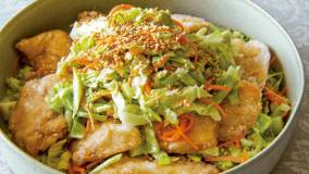 揚げ鶏の春野菜サラダのせ